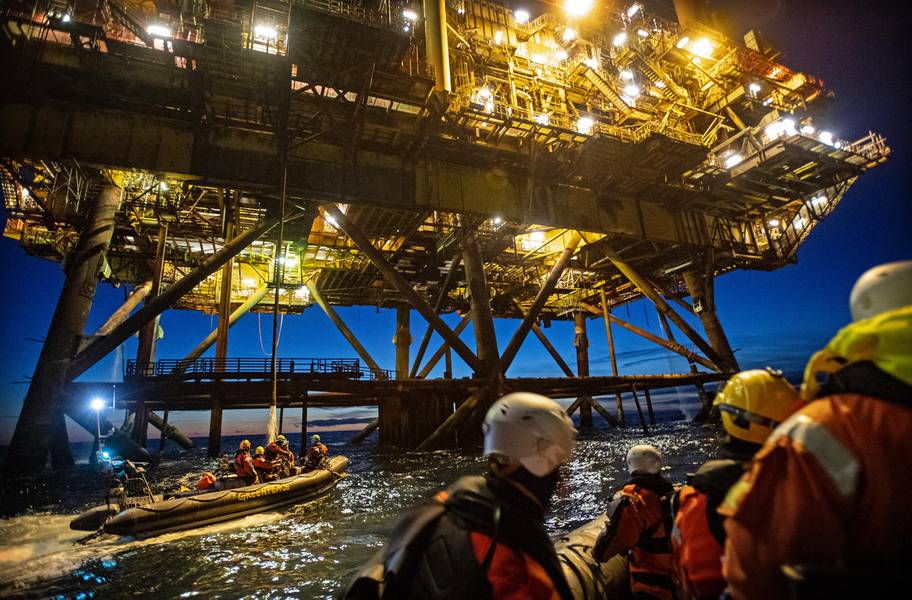 Activistas de Greenpeace de los Países Bajos, Alemania y Dinamarca abordaron dos plataformas petroleras en el campo Brent de Shell (© Marten van Dijl / Greenpeace)