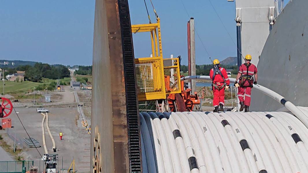 An Bord der Navca taumeln, Spoolbase im Hintergrund. Bilder mit freundlicher Genehmigung von Chrysaor und Subsea 7