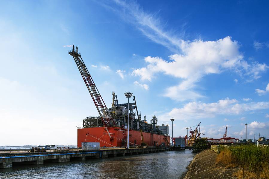 Die schwimmende Verflüssigungsanlage des Binnenschiffes Caribbean FLNG wird im zweiten Quartal 2019 als Tango FLNG im Hafen von Bahía Blanca eingesetzt. (Foto: Wison Offshore & Marine)