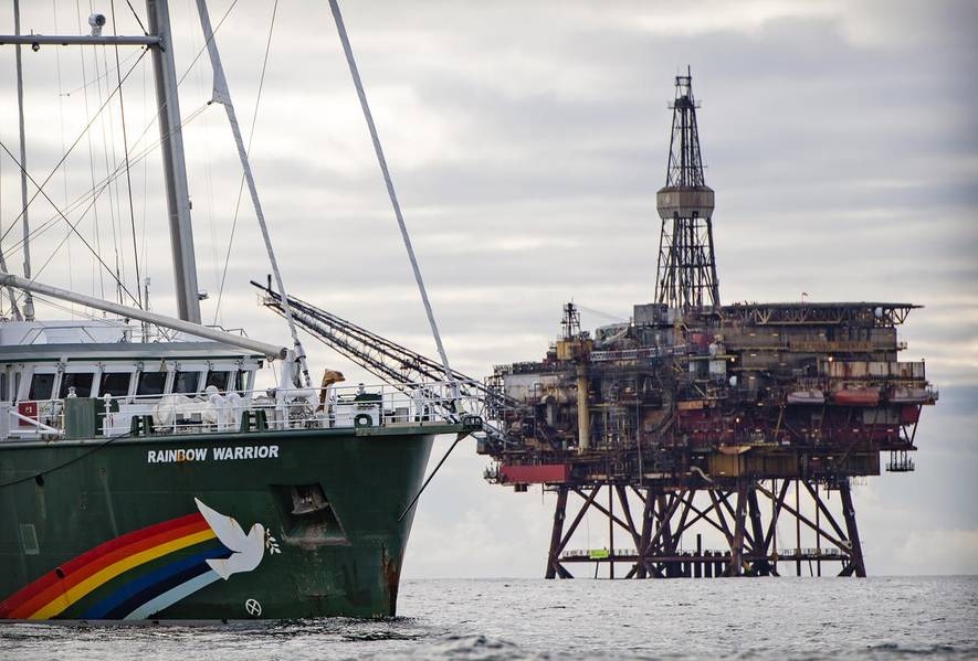 Greenpeace-Aktivisten aus den Niederlanden, Deutschland und Dänemark bestiegen zwei Ölplattformen im Shell-Feld Brent (© Marten van Dijl / Greenpeace)