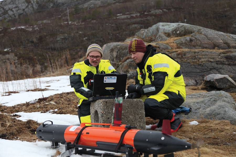 Ingenioso: los investigadores oceanográficos y de la AUV noruega trabajan en sincronía. Crédito de la foto: Profesor Martin Ludvigsen, NTNU AMOS