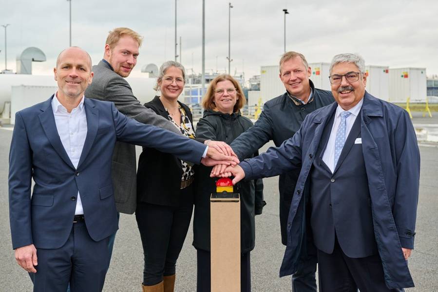 Inicio de la prueba de funcionamiento del Hydrogen Lab Bremerhaven (desde la izquierda): Dr.-Ing. David Wenger, director general Wenger Engineering GmbH, Kevin Schalk, director de grupo HLB Fraunhofer IWES, Dra. Nora Denecke, jefa del departamento de laboratorios de hidrógeno y pruebas de campo Fraunhofer IWES, senadora Kristina Vogt, senadora de Economía, Puertos y Transformación, Ciudad Libre Hanseática de Bremen, Prof. Andreas Reuter, director general de Fraunhofer IWES, Melf Grantz, alcalde de Bremerhaven