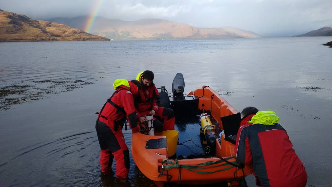 Un Remus AUV desplegado en Corran Narrows. Foto de MarynSol.