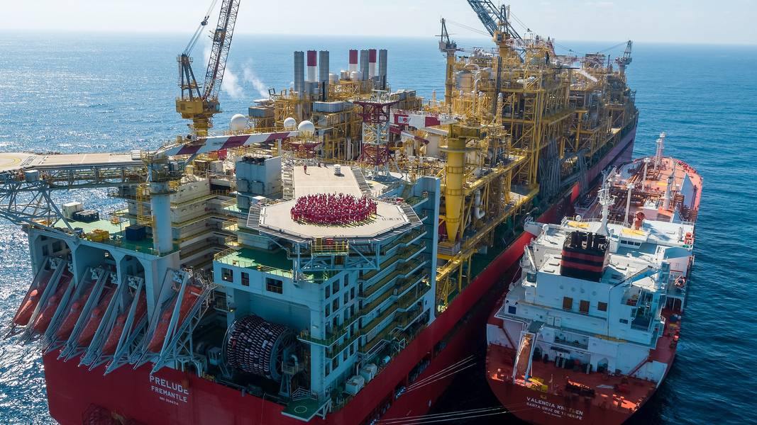 موجة فريق Prelude FLNG من منصة التزلج في المنشأة ، مع مرسى فالنسيا كنوتسن جنباً إلى جنب. (الصورة: شل)