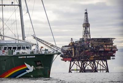 Activistas de Greenpeace de los Países Bajos, Alemania y Dinamarca abordaron dos plataformas petroleras en el campo Brent de Shell (© Marten van Dijl / Greenpeace)