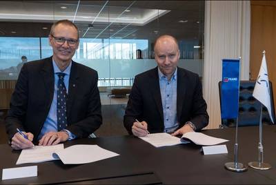 Assinatura do contrato Trond Petter Abrahamsen Diretor da Framo Services LEFT Kjetel Digre Chefe de operações e desenvolvimento de campo na Aker BP