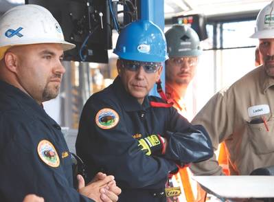 BSEE Houma区油井作业检查单位主管Josh Ladner（左）与BSEE主任Scott Angelle（中）讨论了海上检查过程。 （照片：BSEE）
