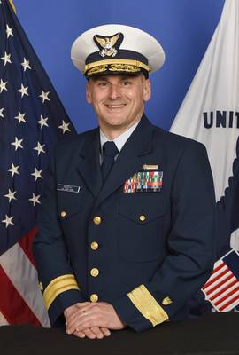 Contraalmirante John Nadeau, quien recientemente tomó el mando del Octavo Distrito de la Guardia Costera en Nueva Orleans