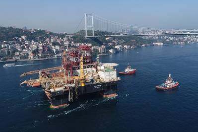 Durch den Bosporus: das Schwarzmeer-fähige Scarabeo 9-Halbtauchbohrgerät (Foto: Saipem)