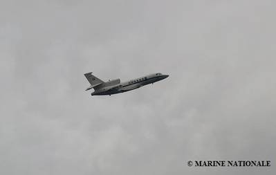 Ein französisches Marineflugzeug hilft bei der Suche nach acht Besatzungsmitgliedern, die im versunkenen Offshore-Schlepperversorgungsschiff Bourbon Rhode noch vermisst werden. Drei der 14 Besatzungsmitglieder an Bord zum Zeitpunkt des Untergangs wurden gerettet, und drei wurden als verstorben bestätigt. (Foto: Marine Nationale)