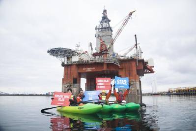 Encorajados: ativistas do Greenpeace após sua descida da plataforma Hercules Oeste a caminho do trabalho no Mar de Barents (Foto: Jani Sipilä / Greenpeace)