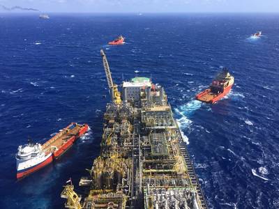 FPSO P-76 wird zu einem Vorsalzspiel geschleppt. Komplexe Unterwassersysteme und Zuganker werden außerhalb der AWZ für die Ultra-Deep-Water-Produktion benötigt (File photo: Petrobras)