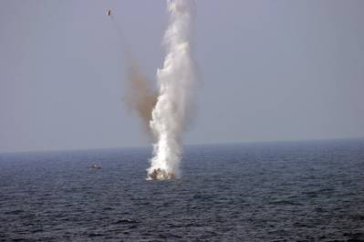 Foto de arquivo: O pessoal da Marinha dos EUA detonou uma mina flutuante durante um exercício no Golfo do México (foto da Marinha dos EUA por Patrick Connerly)