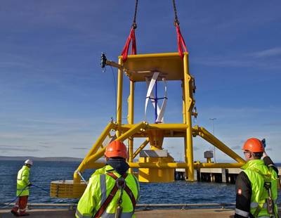 Maniobrar el submarino Power Hub sobre el muelle para la primera prueba húmeda del sistema. (Foto: Nortek)