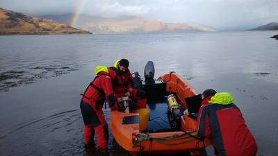 Um Remus AUV sendo implantado nos Corra Narrows. Foto da MarynSol.