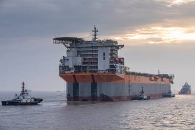 Rumo à Guiana: O FPSO Liza Unity, de fabricação chinesa, chega a Cingapura para integração nas partes superiores. O FPSO é destinado ao desenvolvimento de campo de Liza operado pela ExxonMobil na Guiana. (Foto: SBM Offshore)