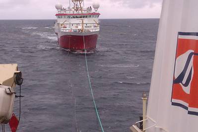 Seismische Welle: Ein seismisches Vermessungsschiff tankt auf See (Foto: Handout)