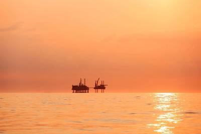 Silhouette einer Ölplattform bei Sonnenuntergang im Golf von Mexiko – Bild von Lukasz Z / AdobeStock