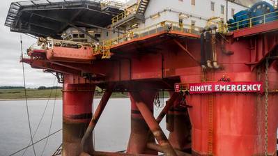 Os ativistas escalaram uma plataforma de petróleo da BP em Cromarty Firth, na Escócia. A plataforma é o Paul B Loyd Jr, de propriedade da Transocean, em sua maneira de perfurar no campo de Vorlich. (Foto: Greenpeace)