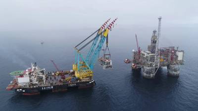 El buque de elevación pesado Saipem 7000 eleva el módulo Dvalin sobre la plataforma Heidrun (Foto: John Iver Berg / Wintershall Dea)