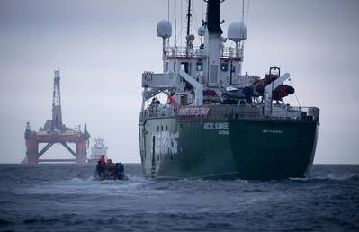 O navio Arctic Sunrise, do Greenpeace, segue o equipamento de perfuração Paul B Loyd Jr, da BP, para o campo de Vorlich, no Mar do Norte. O grupo de ativismo ambiental pede que a BP suspenda a perfuração de petróleo novo. (© Greenpeace / Jiri Rezac)