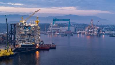 El patio de Kværner con la plataforma de procesamiento Johan Sverdrup a la vista, y los cuartos de estar y Njord en el fondo. (Foto: Roar Lindefjeld - Espen Rønnevik)