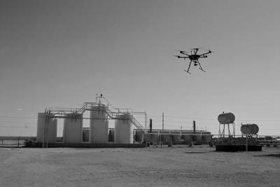 Um piloto de drone PrecisionHawk coleta dados aéreos durante uma inspeção dos ativos de petróleo. (Foto: PrecisionHawk)