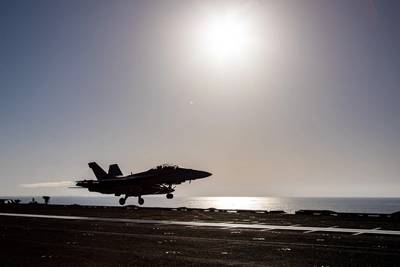 Истребитель F/A-18F Super Hornet из эскадрильи истребителей-бомбардировщиков (VFA) 213 «Blacklions» взлетает с полетной палубы крупнейшего в мире авианосца USS Gerald R. Ford (CVN-78). (Фото ВМС США, специалист по связям с общественностью 3-го класса Саймон Пайк)
