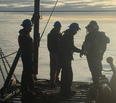 Начиная с рассвета, дайверы начинают серию погружений во время слабых приливов, чтобы закрепить составные разрезные рукава Snap Wrap на поврежденных участках трубопровода в Кук-Инл, Аляска. (Фото любезно предоставлено ClockSpring | NRI)