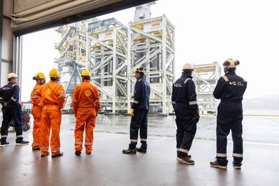 在壳牌和 OneSubsea 团队的见证下，OneSubsea Horsoy 装载压缩机站冷却器模块和流量控制模块（来源：壳牌）