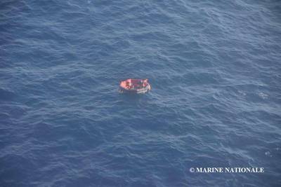 波旁·罗德（Bourbon Rhode）的14名机组人员中有3名位于救生艇中，并于周六获救。谐振器正在搜索11个仍不见的东西。 （照片：国家海军陆战队）