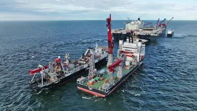 由Allseas购买并改名为Fortitude的Toisa Patroklos在Nord Stream 2管道项目上支持Pioneering Spirit（照片：Allseas）