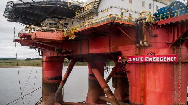 Aktivisten bestiegen eine BP-Bohrinsel in Cromarty Firth, Schottland. Das Bohrgerät ist das Paul B Loyd Jr., das sich im Besitz von Transocean befindet und auf dem Weg ist, auf dem Vorlich-Feld zu bohren. (Foto: Greenpeace)