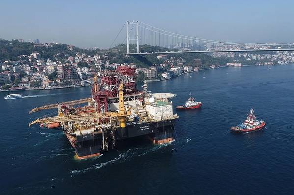 Através do Bósforo: equipamento de perfuração semi-submersível Scarabeo 9, com capacidade para o Mar Negro (Foto: Saipem)