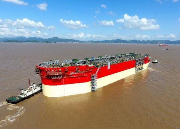 Casco FPSO da Energean Power durante o lançamento em outubro de 2019 - Imagem por Energean