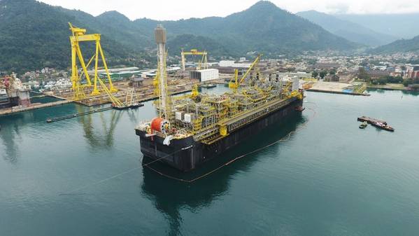FPSO P 69 मॉड्यूल एकीकरण के बाद शिपयार्ड छोड़ रहा है। (स्रोत: पेट्रोब्रास)