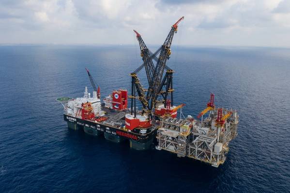 Foto de archivo: SSCV Sleipnir de Heerema, el buque grúa más grande del mundo, instala las partes superiores para el desarrollo del Leviatán de Noble Energy en septiembre (Foto: Heerema Marine Contractors)