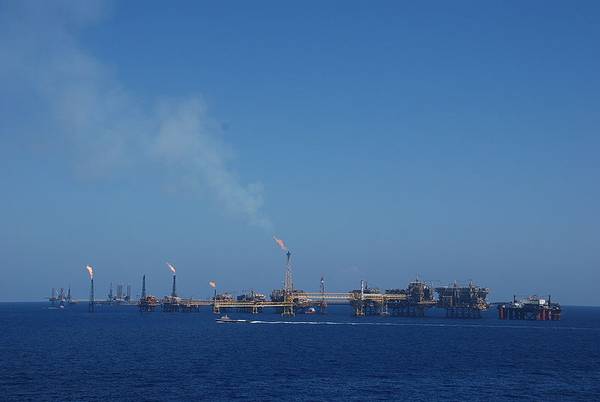 Ilustración: plataformas Akal C de Pemex - Imagen de BoH / Wikimedia Commons, compartida bajo licencia CC BY-SA 3.0