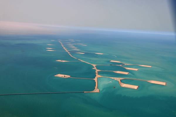 Ilustração; Um campo de petróleo offshore da Saudi Aramco - Crédito: Saudi Aramco