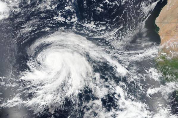 Imagem de satélite do furacão Lorenzo no leste do Oceano Atlântico, em 25 de setembro (Foto: NASA / NRL)