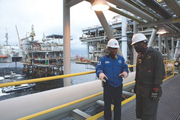 Im Jahr 2012 wurde im Rahmen der Offshore-Konzession Block 0 in Angola das viermilliardste Barrel Rohöl gefördert. Chevron ist der größte ausländische Arbeitgeber der Ölindustrie des Landes. (Foto: Chevron)