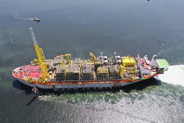 Liza Destiny FPSO于2019年7月从新加坡出发，在那里进行了船体改装以及顶部的建造和整合。 （照片来源：林伟祥/ SBM Offshore）