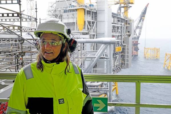 Margareth Øvrum, vice-presidente executiva de Tecnologia, Projetos e Perfuração, visitando o campo de Johan Sverdrup. Foto: Arne Reidar Mortensen / Equinor