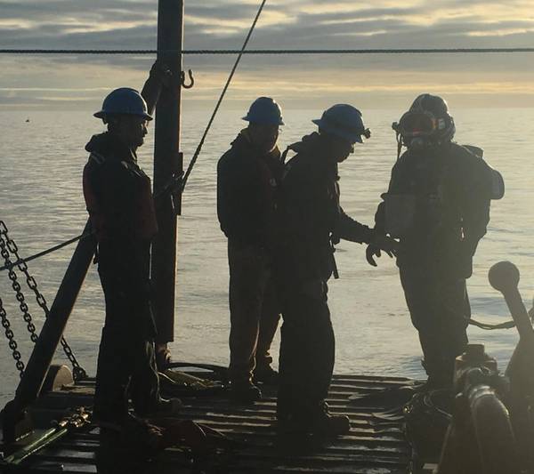 Im Morgengrauen beginnen Taucher bei schwachen Gezeiten eine Reihe von Tauchgängen, um die zusammengeschnittenen Snap Wrap-Splithülsen an beschädigten Bereichen einer Pipeline in Cook Inlet, Alaska, zu befestigen. (Foto mit freundlicher Genehmigung von ClockSpring | NRI)