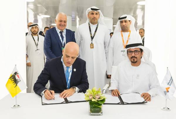 Musabbeh Al Kaabi y Claudio Descalzi en la ceremonia de firma (Foto: Eni)