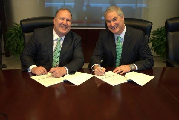 Rick Fowler, COO de LLOG y Doug Pferdehirt Presidente y CEO de TechnipFMC (Foto: LLOG)