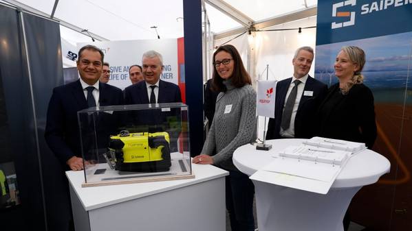 Roberto Di Silvestro (izquierda), jefe de Sonsub en Saipem, Giovanni Chiesa, jefe de ingeniería submarina y tecnologías subacuáticas en Saipem, Sophie Hildebrand, directora de tecnología Equinor, Hans Henrik Nygaard, procurador Equinor, y Gry Lindboe, gerente de adquisiciones Equinor. (Foto: Arne Reidar Mortensen)