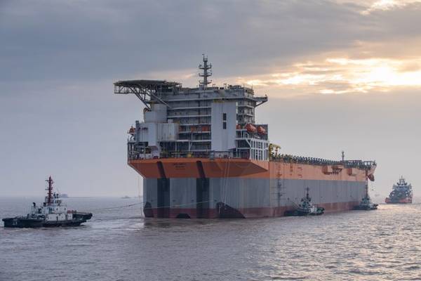 Rumo à Guiana: O FPSO Liza Unity, de fabricação chinesa, chega a Cingapura para integração nas partes superiores. O FPSO é destinado ao desenvolvimento de campo de Liza operado pela ExxonMobil na Guiana. (Foto: SBM Offshore)