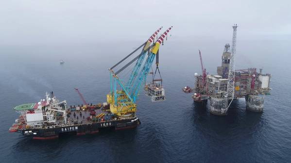 Schwergutschiff Saipem 7000 hebt das Dvalin-Modul auf die Heidrun-Plattform (Foto: John Iver Berg / Wintershall Dea)