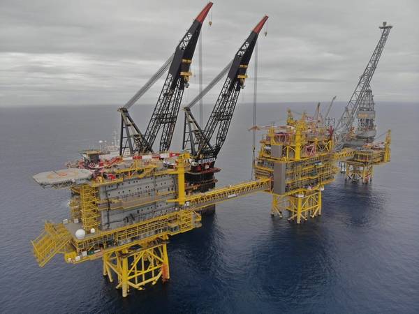 Topsides sendo instalados em 2018 no campo Culzean (Foto: Total)